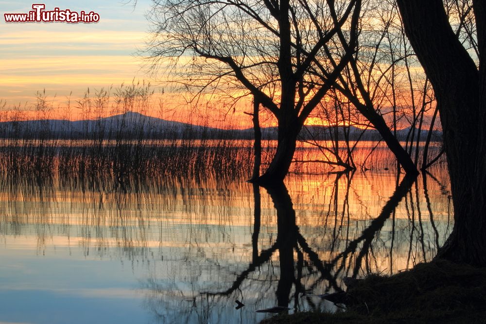 Immagine Tramonto a Tuoro sul Lato Trasimeno in Umbria