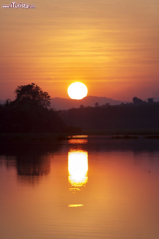 Immagine Tramonto al lago di Chiang Saen nella provincia di Chiang Rai, Thailandia. In questo bacino d'acqua hanno trovato perfetto habitat naturale diverse specie di pesci, rettili e uccelli.