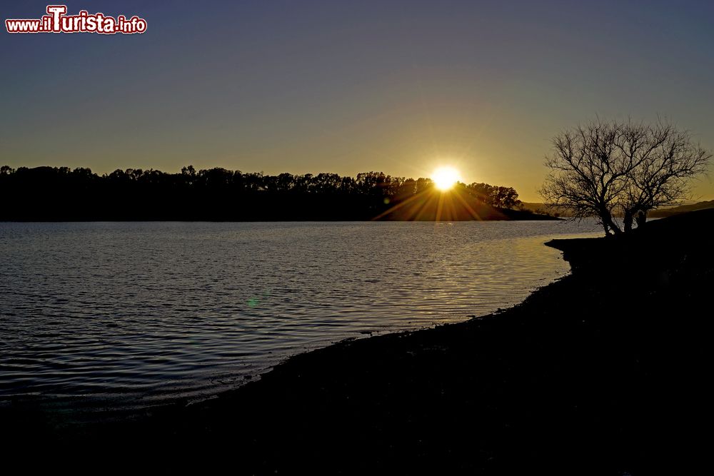 Immagine Tramonto al lago di Pozzillo, vicino ad Agira in Sicilia. E' realizzato tramite una diga in calcestruzzo armato sul fiume Salso, affluente del Simeto.