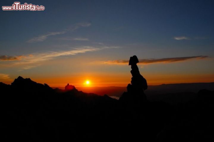 Immagine Tramonto colorato in Sardegna: ci troviamo nei dintorni di Austis - © Pietro Fadda / www.comune.austis.nu.it