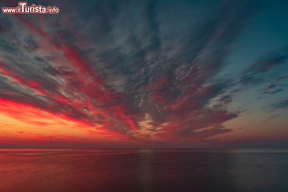 Immagine Tramonto colorato sul mare: siamo a Capo Rama in Sicilia, non distante da Terrasini