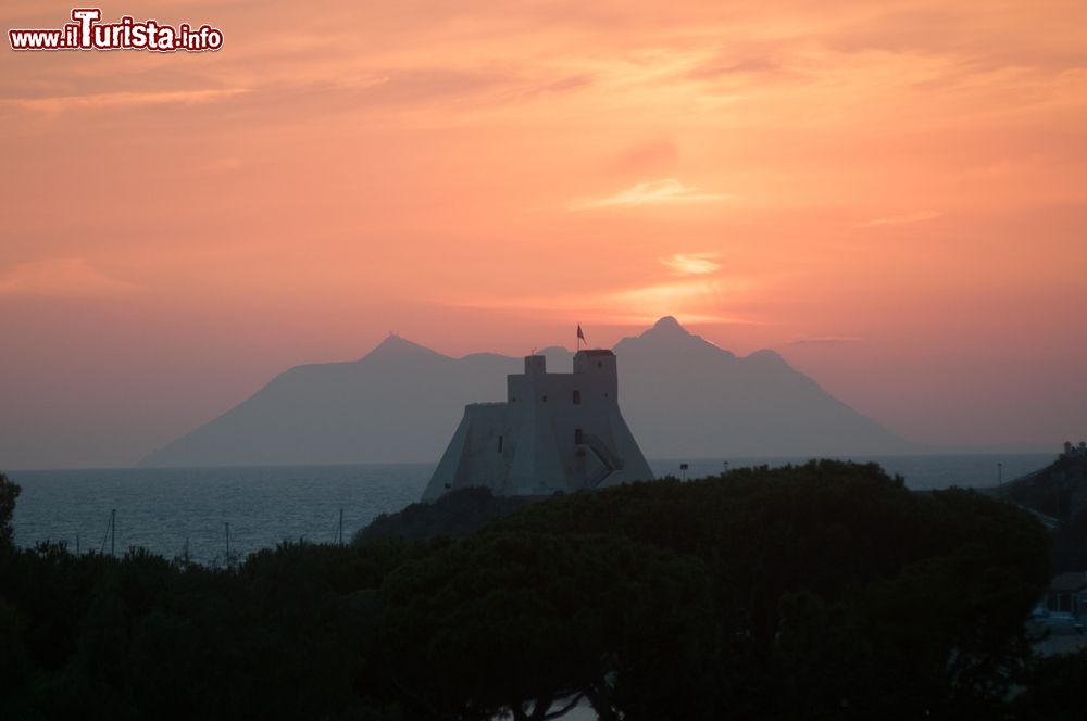Immagine Tramonto da Sperlonga: in primo piano Torre Truglia e sullo sfondo il profilo del Monte Circeo nel Lazio
