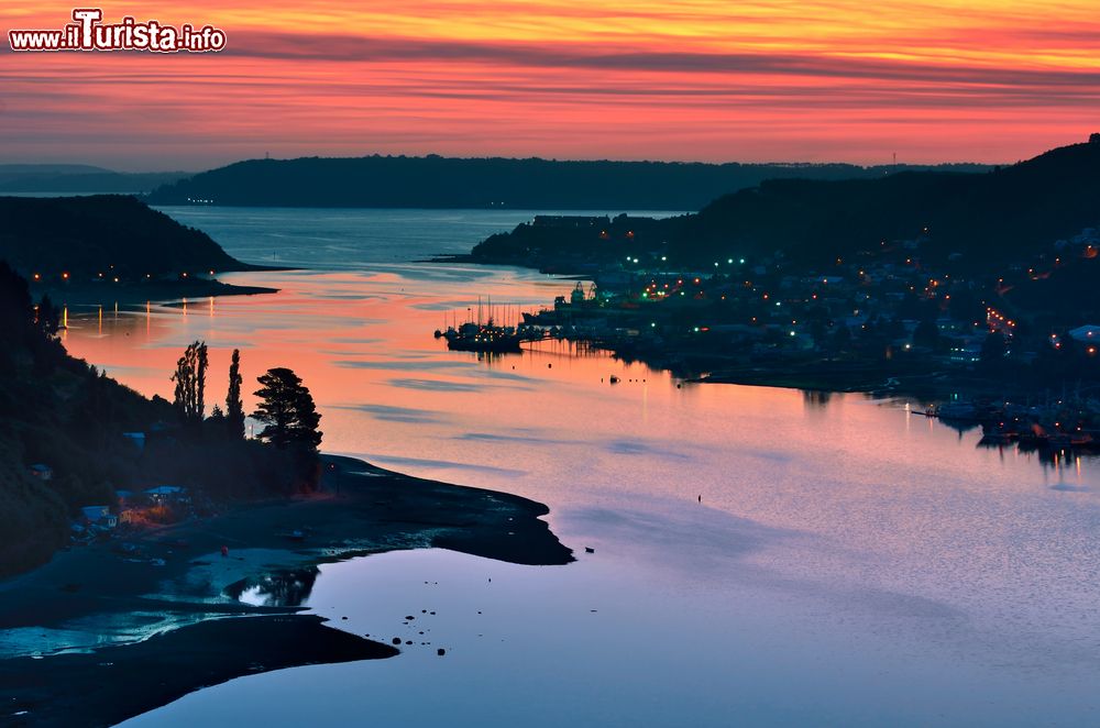 Immagine Tramonto dalle mille sfumature sul porto di Puerto Montt, Cile.