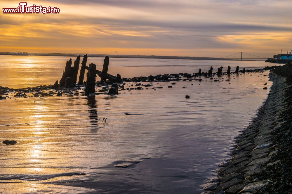 Immagine Tramonto del sole vicino all'estuario dell'Humber vicino a Hull, Yorkshire and the Humber, Inghilterra.