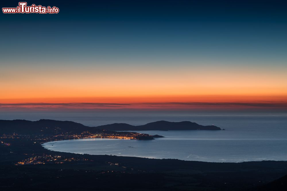 Immagine Tramonto dietro il promontorio di Revellata e la baia di Calvi, Corsica. Siamo nella regione della Balagna che si estende dal Nebbio al massiccio del monte Cinto.