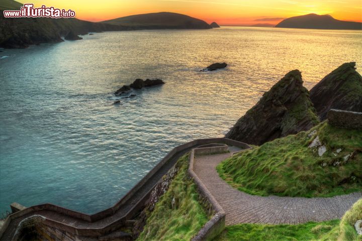 Immagine Tramonto sul percorso verso Dunquin Pier a Dingle, Irlanda. Questa località si trova all'estremità settentrionale di una piccola e graziosa baia circondata da scogliere rocciose - © Patryk Kosmider / Shutterstock.com