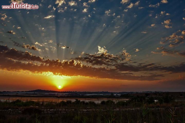 Immagine Tramonto e raggi crepuscolari a Marzamemi, Sicilia - Gli splendidi colori del tramonto rendono ancora più suggestiva l'atmosfera che si respira ammirando questo antico borgo marinaro che si spalma su un lembo di terra trait d'union fra i Comuni di Noto e di Pachino © Paolo Costa / Shutterstock.com