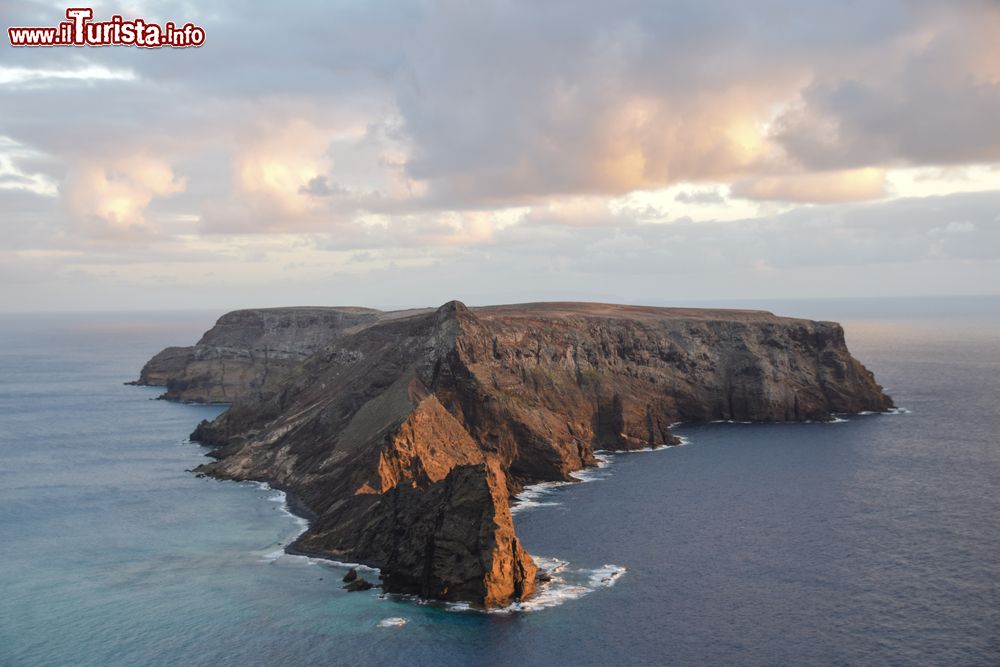 Immagine Tramonto sull'Ilheu da Cal, un'isoletta disabitata dell'Oceano Atlantico a sud di Porto Santo, arcipelago di Madeira (Portogallo)