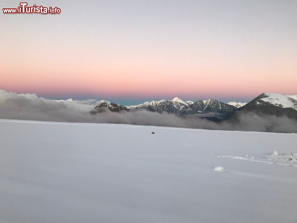 Immagine Tramonto in inverno a Superbagneres, Francia. Questa meta sciistica attira visitatori e sportivi da ogni parte d'Europa.