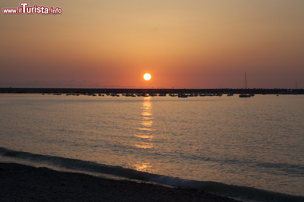 Immagine Tramonto in mare, siamo vicino a Sant Agata di Militello in Sicilia