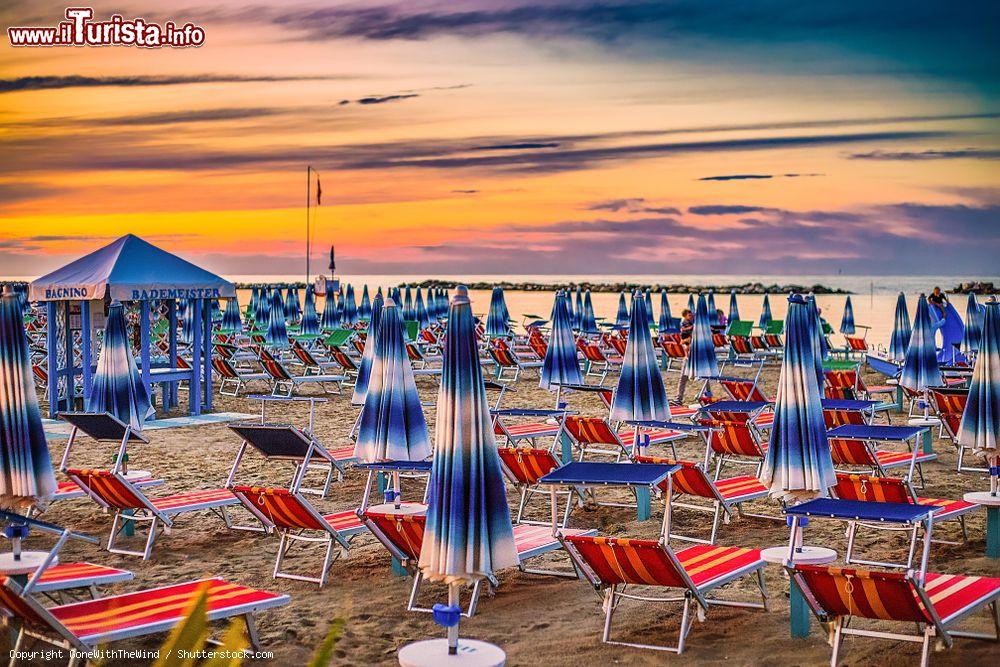 Immagine Tramonto in spiaggia a San Mauro Mare dulla Riviera Romagnola - © GoneWithTheWind / Shutterstock.com