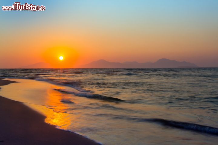 Immagine Tramonto su una spiaggia di Kos, Grecia: isola del Dodecaneso, Kos ospita alcune delle spiagge più belle di tutta la Grecia - © aniad / Shutterstock.com