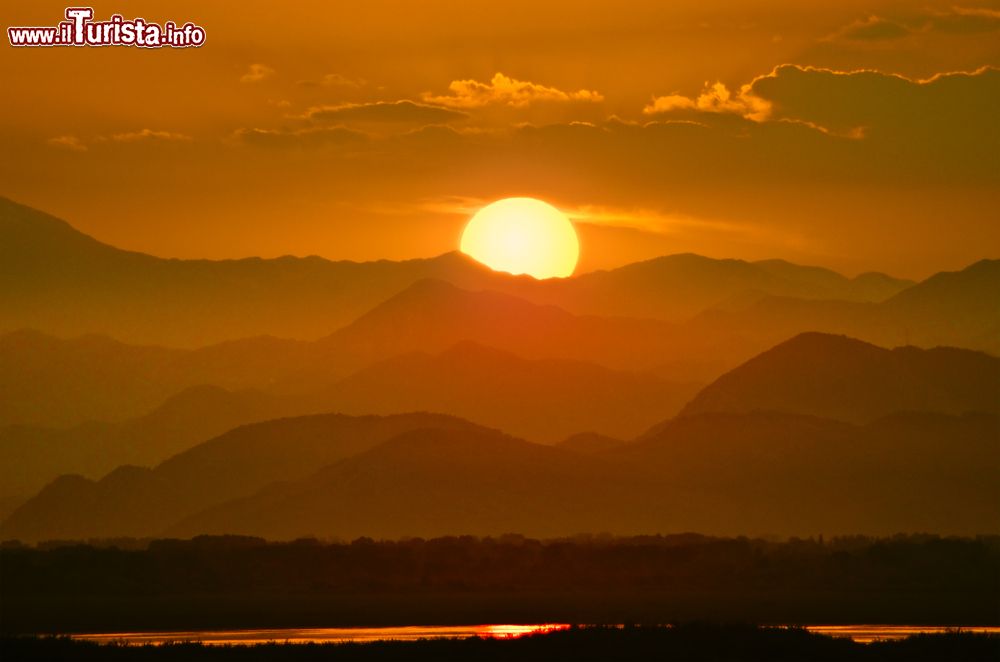 Immagine Tramonto infuocato sul lago di Scutari in Albania, al confine con il Montenegro