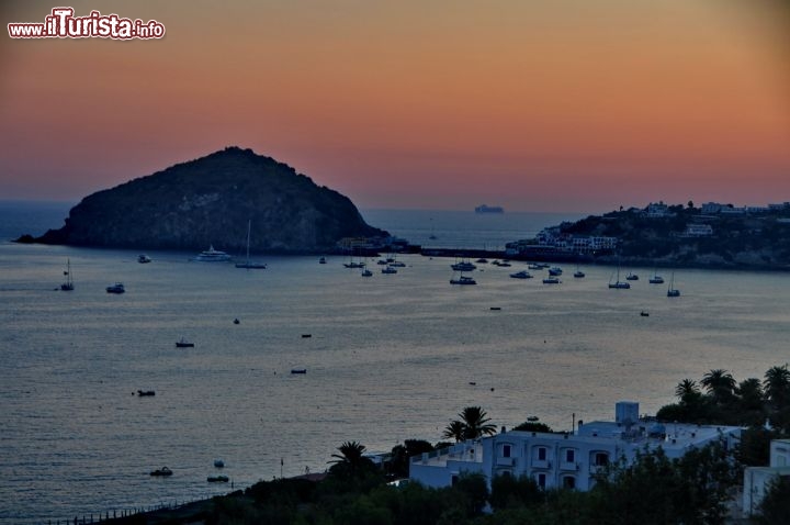 Immagine Tramonto ad Ischia: il piccolo paese di Sant'Angelo in una foto panoramica serale.