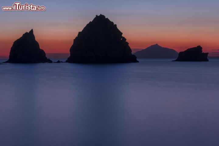 Immagine Tramonto sull'isola di Lemnos, Grecia - Al calar del sole alcune rocce disegnano la loro silhouette sull'acqua dell'Egeo creando un'atmosfera suggestiva © yiannisscheidt / Shutterstock.com