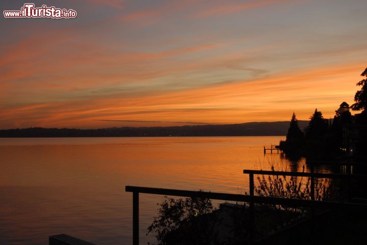 Immagine Tramonto sul lago di Garda fotografato da una spiaggia vicino a Manerba - © orangephoto / Shutterstock.com