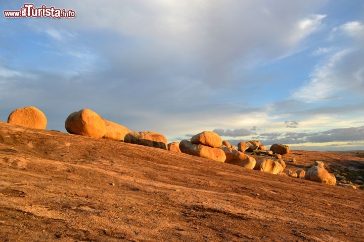 Immagine Tramonto dalle luci clade sulle rocce dei Lajedo de Pai Mateus in Brasile