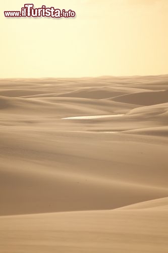 Immagine Tramonto ai Lençois Maranhenses, nello stato brasiliano del Maranhao. La località più vicina dove soggiornare per visitare il parco nazionale è quella di Barreirinhas.