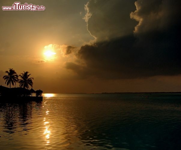 Immagine Tramonto alla Maldive fotografato dalla spiaggia di Asdu, nell'Atollo di Malé Nord.