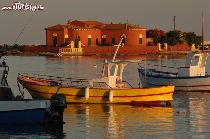 Immagine Tramonto nel porticciolo di Marzamemi, Sicilia - Le luci del tramonto si riflettono nelle acque del Mar Ionio rendendo ancora più suggestivi i paesaggi offerti da questo borgo della Sicilia sud orientale © luigi nifosi / Shutterstock.com