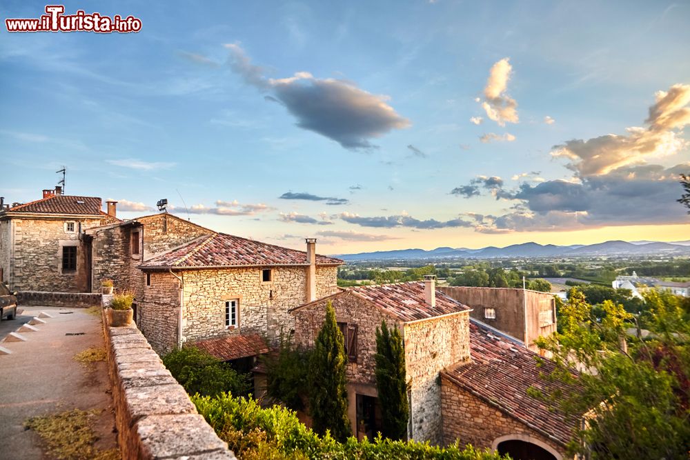 Immagine Tramonto nel villaggio di Barjac tre le colline della Provenza nord-occidentale, Francia