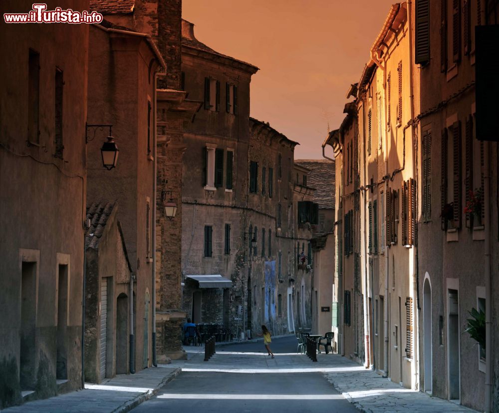 Immagine Tramonto nelle strade di Penta di Casinca in Corsica