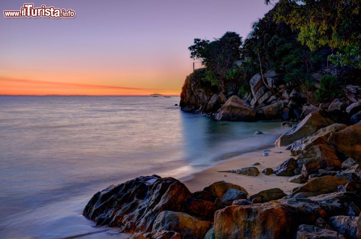 Immagine Un tramonto spettacolare visto dalla spiaggia dell'isola di Nosy Komba, nel nord-ovest del Madagascar - foto © lenisecalleja.photography / Shutterstock.com