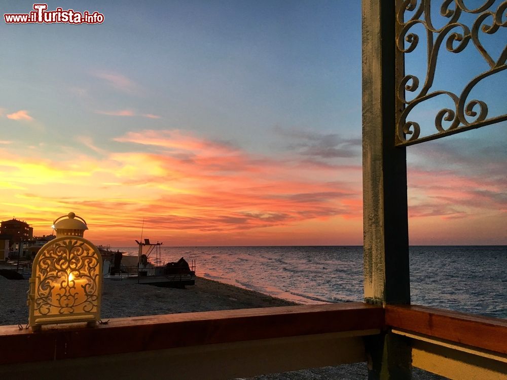 Immagine Tramonto romantico sulla spiaggia di Marotta, Marche. Marotta è una meta perfetta per trascorrere le vacanze alternando il mare alle visite dell'entroterra.