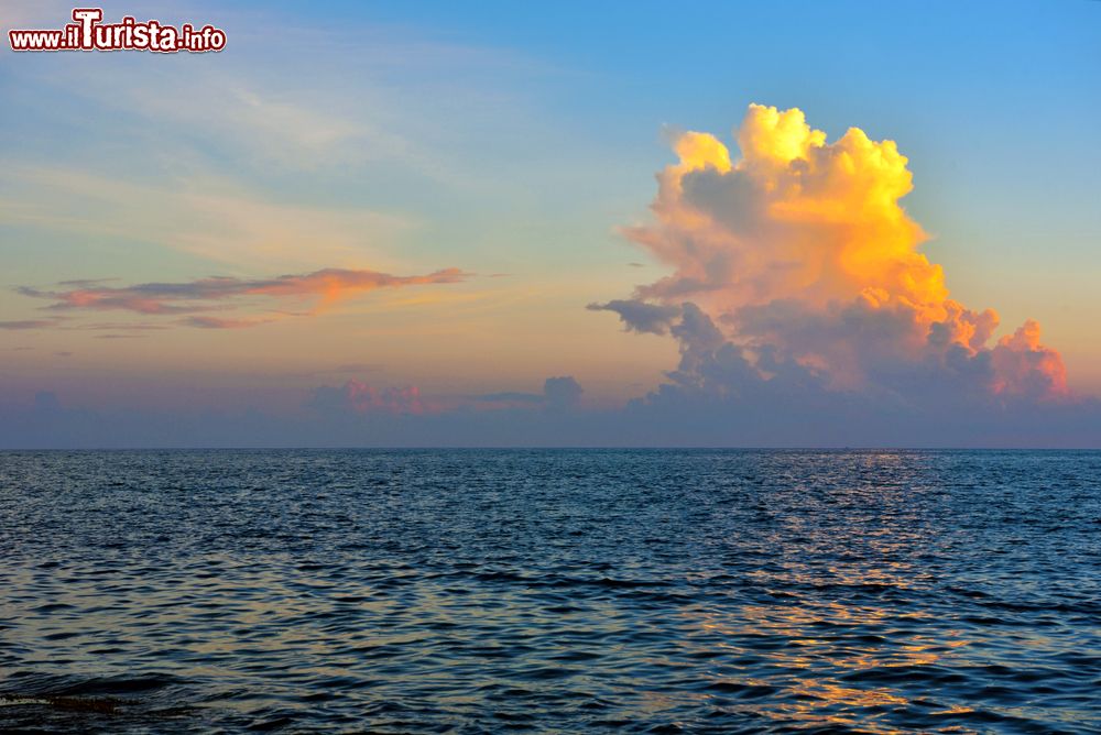 Immagine Tramonto spettacolare a Punta Braccetto con temporale sul Canale di Sicilia