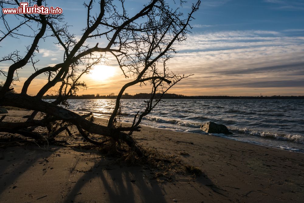 Immagine Tramonto spettacolare nella spiaggia su Baltico vicino a Stralsund in Germania