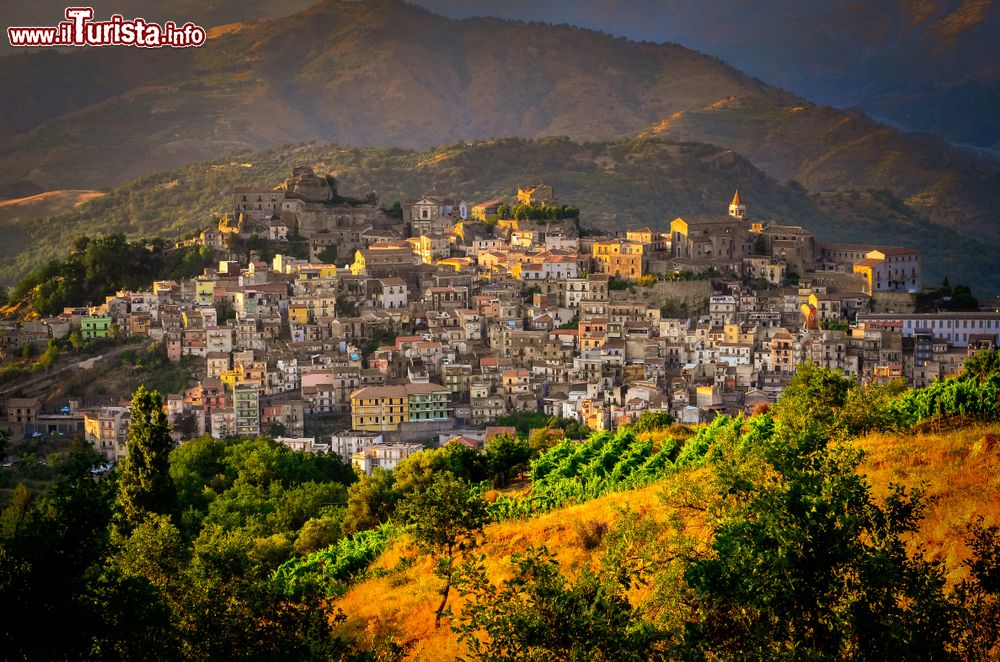 Immagine Tramonto spettacolare sul borgo di Castiglione di Sicilia