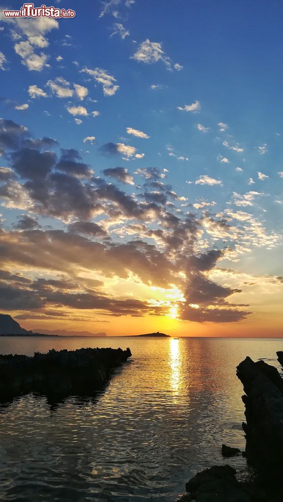 Immagine Tramonto spettacolare sulla costa della Provincia di Palermo: Sullo sfondo Isola delle Femmine