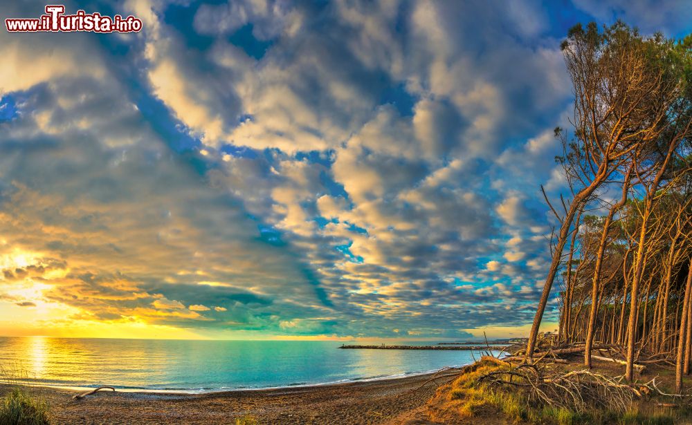 Immagine Tramonto spettacolare sulla costa di Marina di Cecina in Toscana, provincia di Grosseto