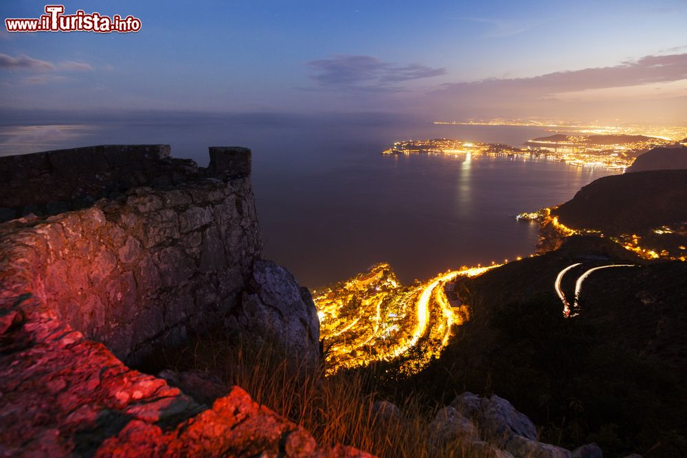 Immagine Tramonto su Cap d'Ail, riviera francese. Questa località situata nel dipartimento delle Alpi Marittime assomiglia a una grande scultura a picco sul mare.