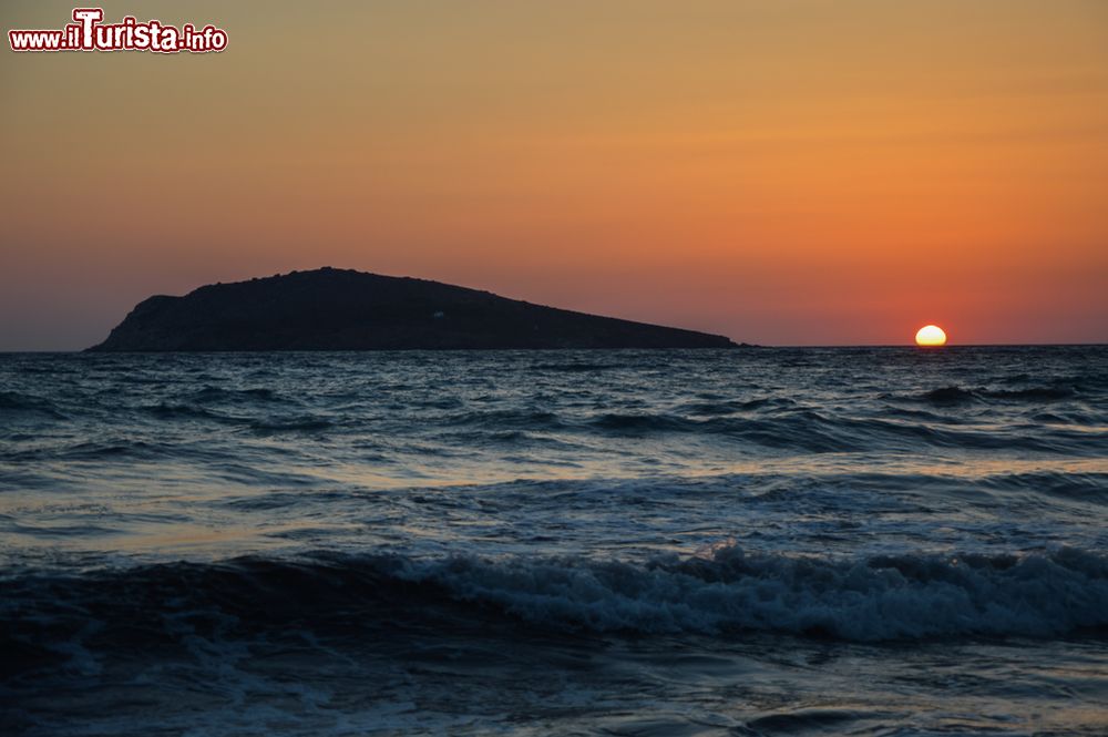Immagine Tramonto su Kantouni Beach, isola di Kalymnos, Grecia.