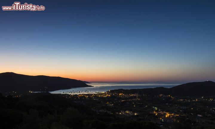 Immagine Tramonto su Marina di Campo: questa località, fra le più turistiche dell'Elba, possiede la maggior spiaggia dell'isola per estensione con i suoi 1850 metri di sabbia bianca di origine granitica. Il centro del paese si sviluppa nei pressi del porticciolo turistico mentre alle sue spalle si può ammirare la parte più antica del paese  - © Magati / Shutterstock.com