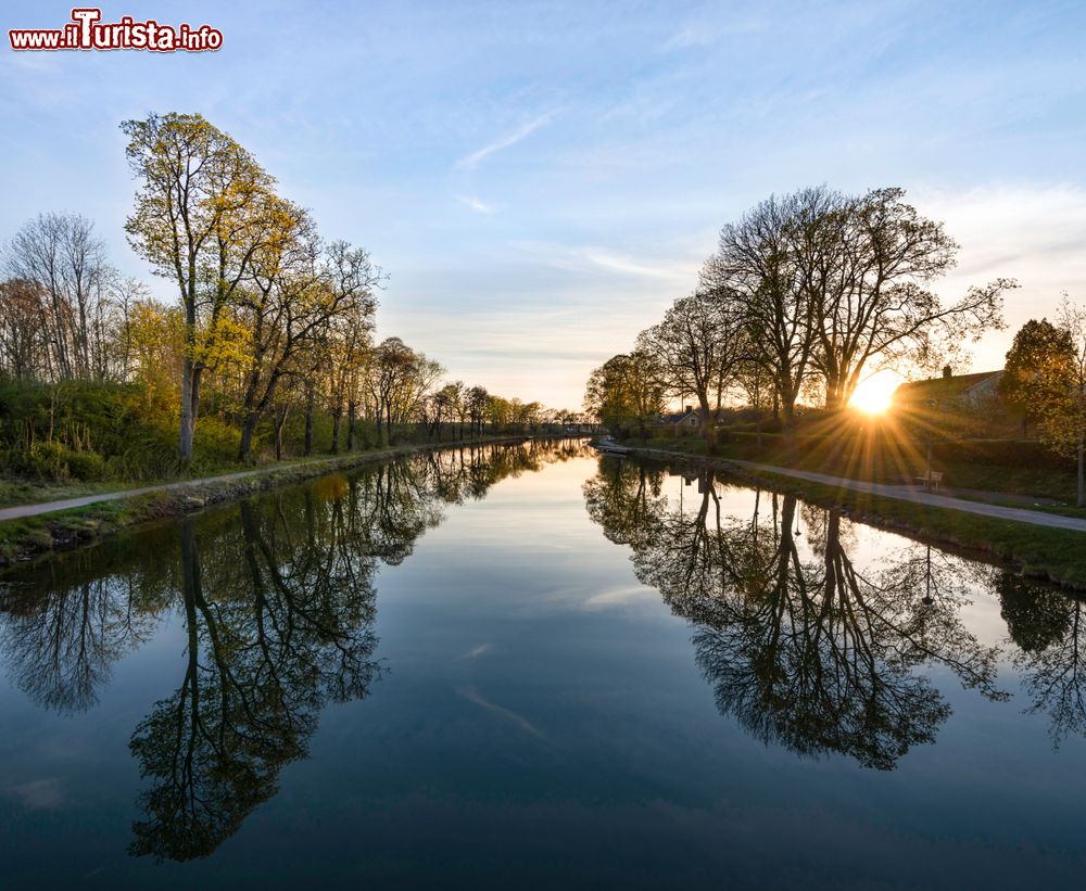 Immagine Tramonto su un canale fuori dalla cittadina di Linkoping, Svezia. 