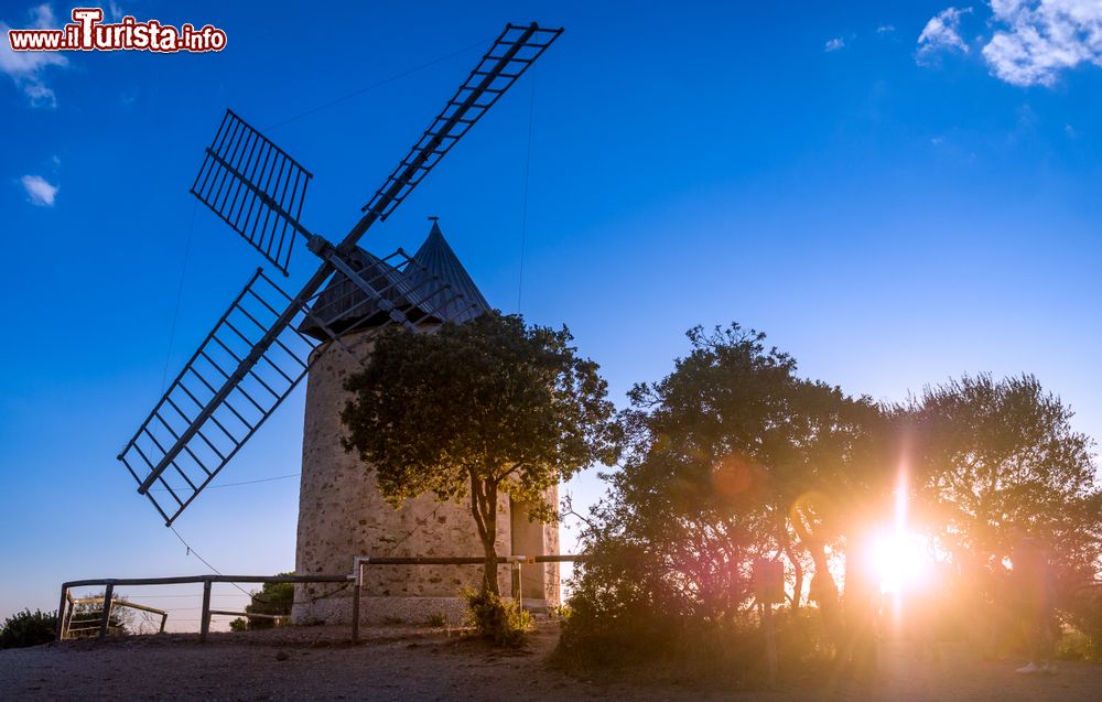 Immagine Tramonto su un vecchio mulino a vento sull'isola di Porquerolles, Francia. Siamo nell'isola più grande e più occidentale del piccolo arcipelago di Hyères.