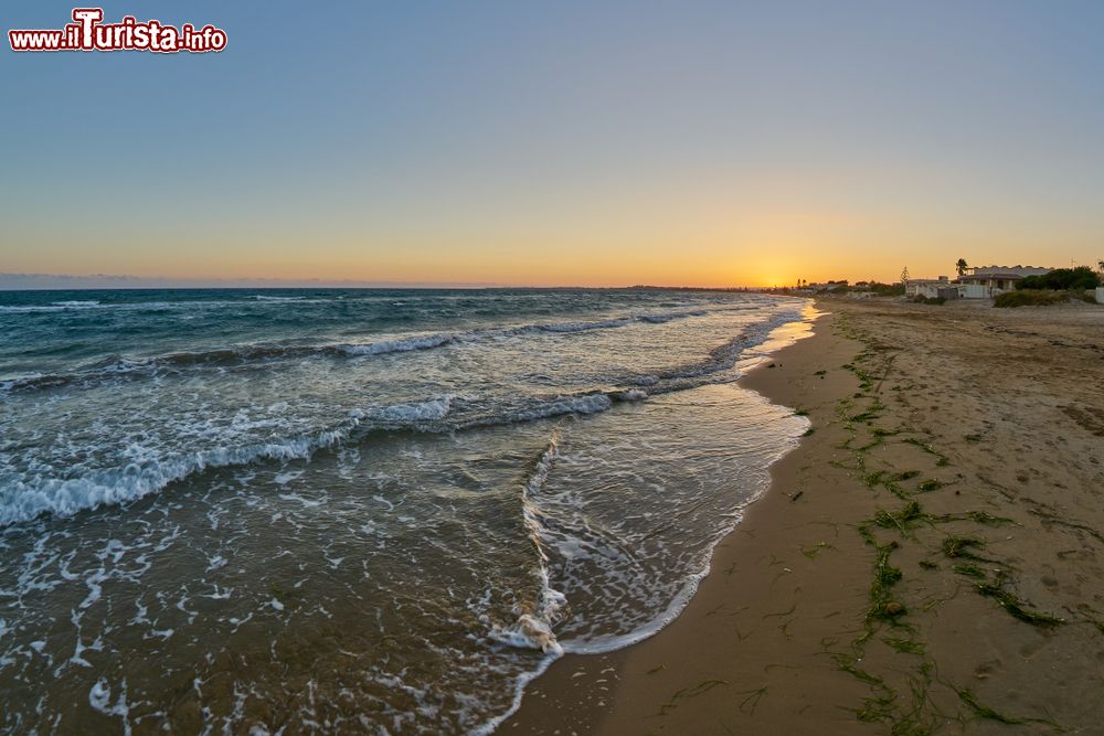 Immagine Tramonto su una delle spiagge intorno a Pachino, Sicilia sud-orientale