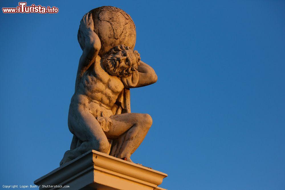 Immagine Tramonto su una moderna statua di Atlante che sorregge il mondo, Corinto (Grecia) - © Logan Bush / Shutterstock.com