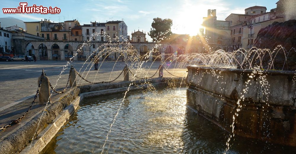 Immagine Tramonto su un'antica fontana nel centro di Sulmona, Abruzzo. 