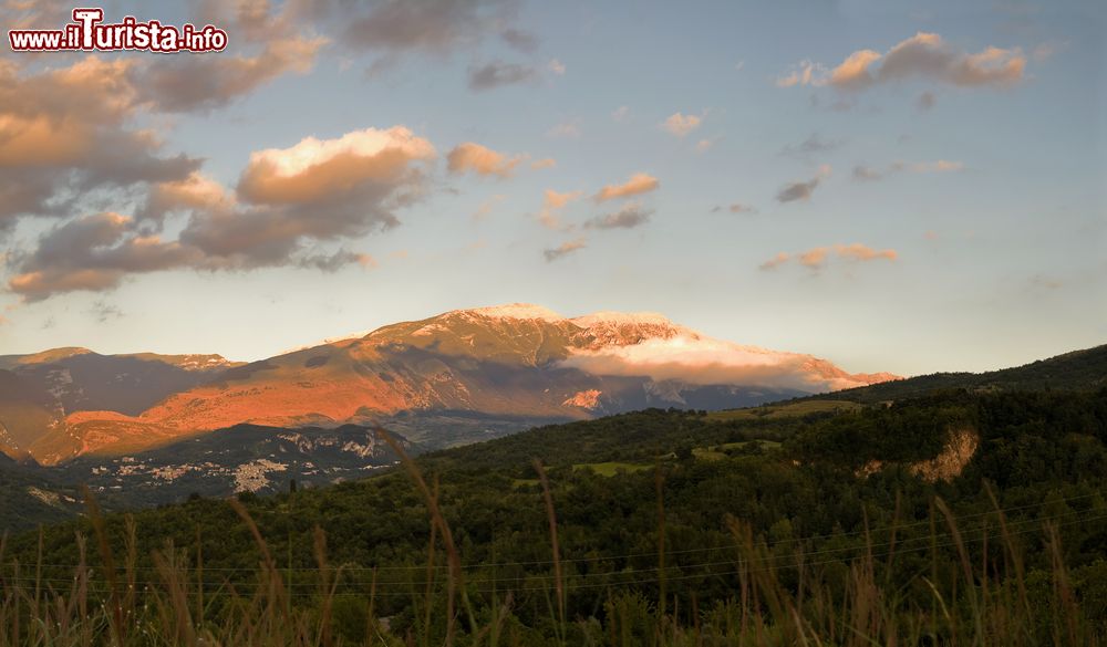 Immagine Tramonto sui monti della Majella e sul villaggio di Caramanico Terme, Abruzzo, Italia. Questo borgo si trova a 613 metri sul livello del mare, alle falde del massiccio della Majella, fra le valli del fiume Orta e del suo affluente Orfento.