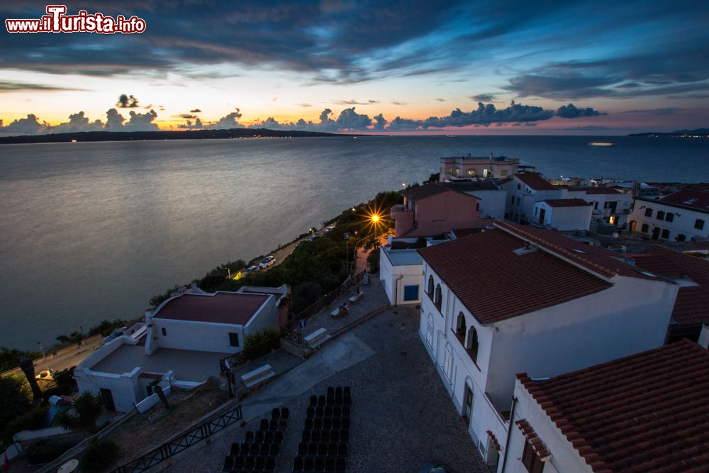 Immagine Tramonto sul borgo marinaro di Calasetta, Sardegna. Per il colore prevalente della sue abitazioni, è nota come "la bianca".