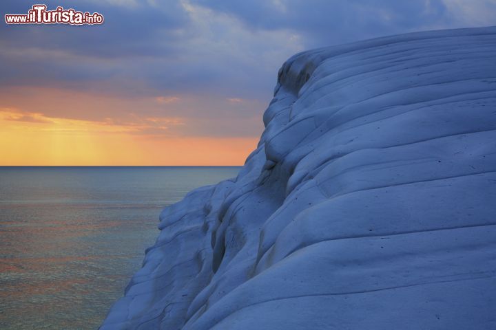 Immagine Il tramonto fotografato sul canale di Sicilia presso la Scala dei Turchi di Realmonte - © Bildagentur Zoonar GmbH / Shutterstock.com