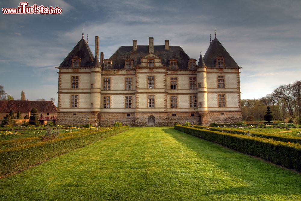 Immagine Tramonto sul castello di Cormatin in Borgogna, Francia. Siamo nel cuore del sud della Borgogna dove questo maniero è uno dei gioielli architettonici più visitati di Francia.
