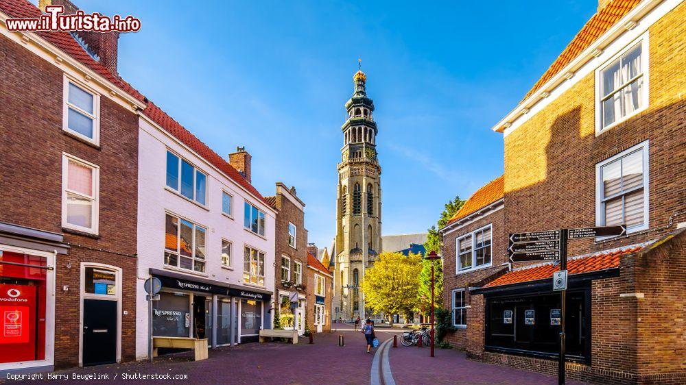 Immagine Tramonto sul centro storico di Middelburg con la Long John Tower sullo sfondo, Olanda - © Harry Beugelink / Shutterstock.com