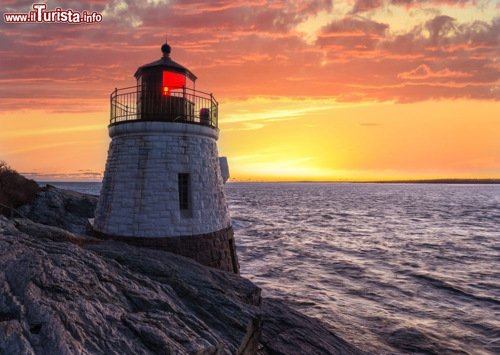 Immagine Tramonto sul faro di Castle Hill a Rhode Island, USA.