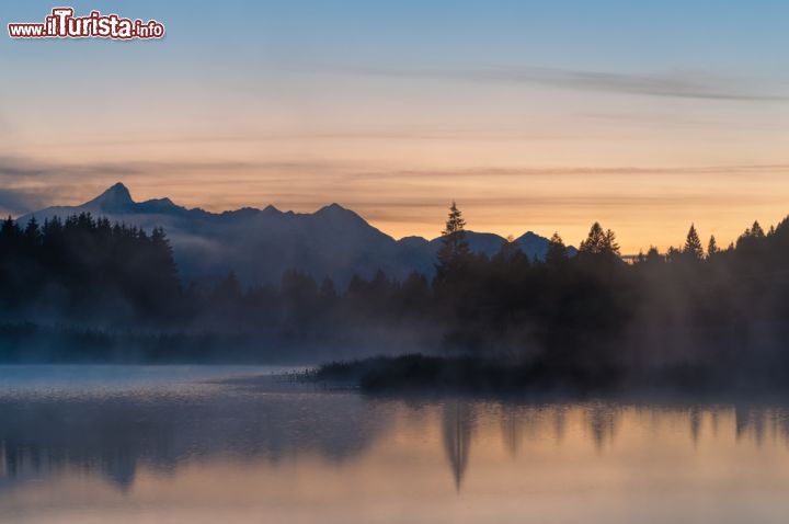 Immagine Un pittoresco tramonto sul lago Geroldsee tra Garmish e Mittenwald, Baviera (Germania) - © Michael Thaler / Shutterstock.com