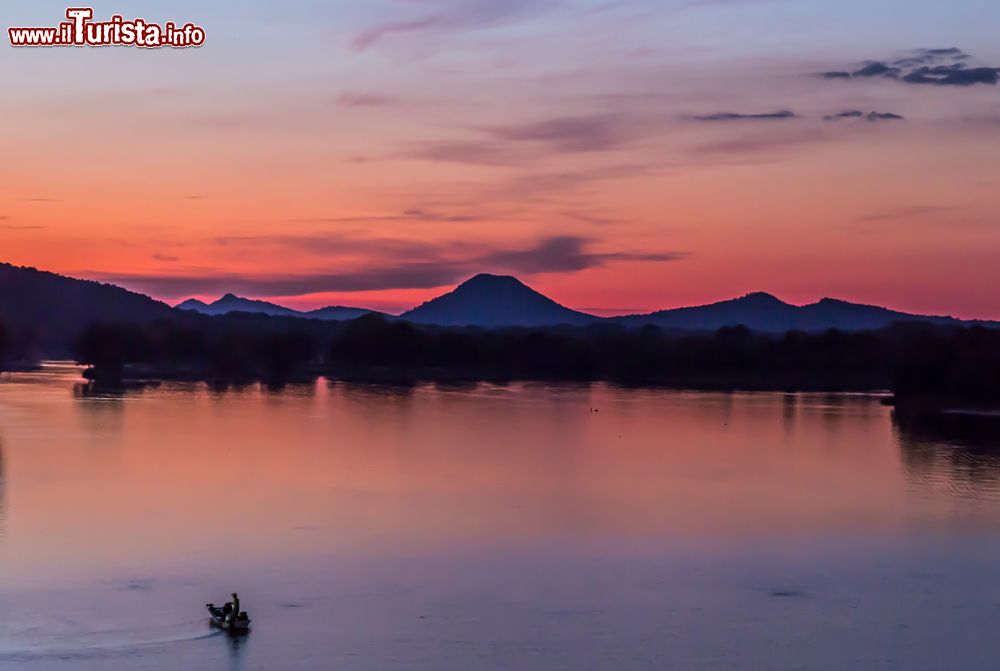 Immagine Tramonto sul lago a Little Rock, Arkansas (Stati Uniti d'America). Il nome Little Rock deriva da una piccola formazione rocciosa situata sulla riva meridionale del fiume Arkansas.