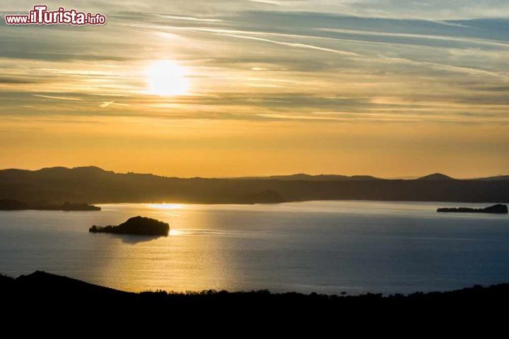 Immagine Tramonto sul Lago Bolsena fotografato dalla zona di Montefiascone, nel Lazio - © Luca Lorenzelli / Shutterstock.com